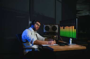 Bir polis memuru telefon konuşmasını bir teybe kaydediyor. gizli ajan.