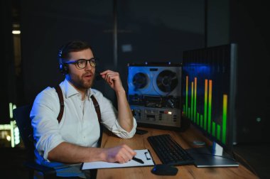 Gizli ajan kayıt cihazını dinliyormuş. Memur kulaklıkla dinleme yapıyor..