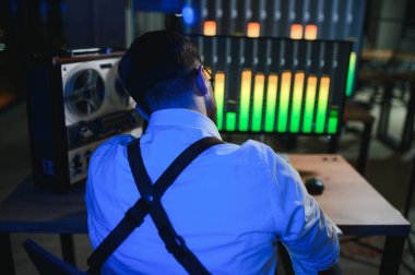 Gizli ajan kayıt cihazını dinliyormuş. Memur kulaklıkla dinleme yapıyor. Muhabbet casusluğu. İstihbarat toplama. Casusluk konsepti.