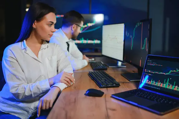 Mali Analizci, İşteki Gece Yatırım Bankeriyle Konuşuyor.