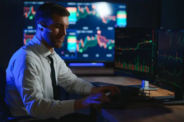 Crypto Trader Investor Analis Melihat Layar Komputer Menganalisis Data Grafik — Stok Foto