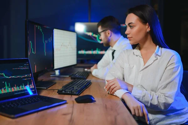 Takım of borsacılarla göstermek perde ile karanlık bir ofiste bir konuşma olması.