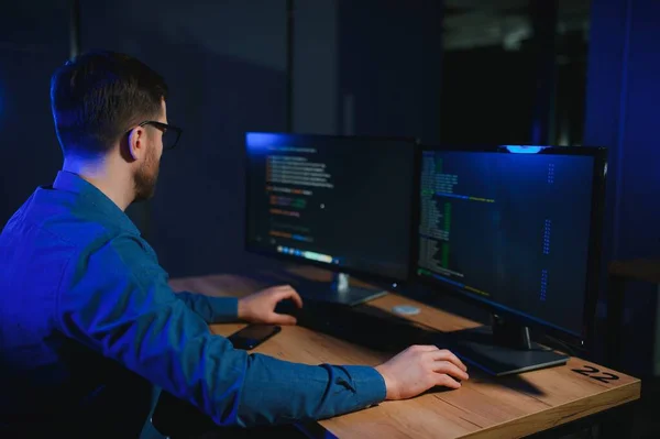 Smart Male Programer Bekerja Desktop — Stok Foto