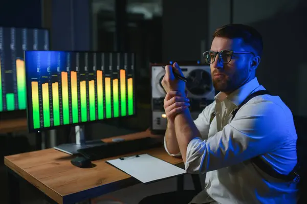 Gizli ajan kayıt cihazını dinliyormuş. Memur kulaklıkla dinleme yapıyor..