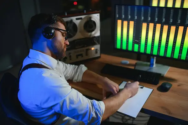 Bir polis memuru telefon konuşmasını bir teybe kaydediyor. gizli ajan.