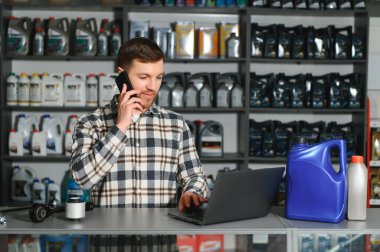 Gülümseyen satıcı otomobil parçaları saklamak.