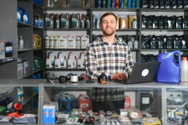 Yedek parça mağazası. Satıcı ürünü alır ve kalitesini değerlendirir..