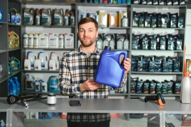 Yedek parça dükkanında bir satıcı. Otomatik parçaların perakende ticareti.