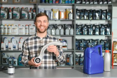 Yedek parça dükkanında bir satıcı. Otomatik parçaların perakende ticareti.