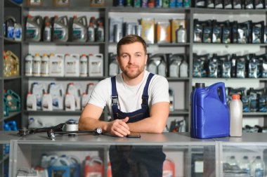 Gülümseyen satıcı otomobil parçaları saklamak.