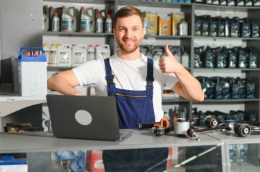 Gülümseyen satıcı otomobil parçaları saklamak.