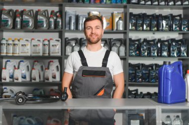 Yedek parça dükkanında bir satıcı. Otomatik parçaların perakende ticareti.