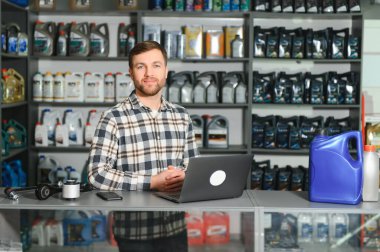 Yedek parça dükkanında bir satıcı. Otomatik parçaların perakende ticareti.