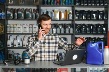 Yedek parça mağazası. Satıcı ürünü alır ve kalitesini değerlendirir..