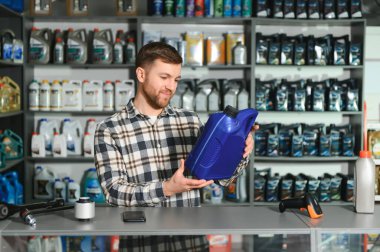 Gülümseyen satıcı otomobil parçaları saklamak.