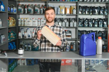 Yedek parça mağazası. Satıcı ürünü alır ve kalitesini değerlendirir..