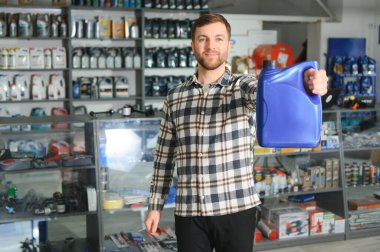 Gülümseyen satıcı otomobil parçaları saklamak.