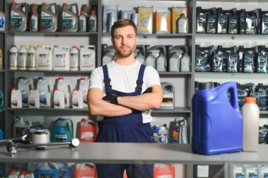 Gülümseyen satıcı otomobil parçaları saklamak.