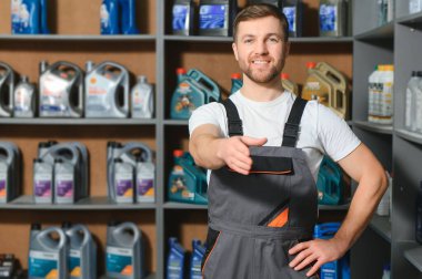 Gülümseyen satıcı otomobil parçaları saklamak.