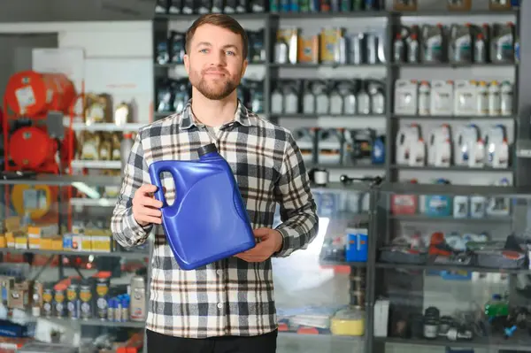 Gülümseyen satıcı otomobil parçaları saklamak.