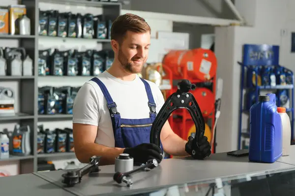 Gülümseyen satıcı otomobil parçaları saklamak.