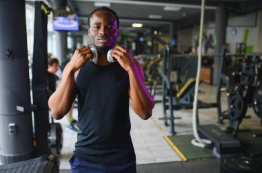 Spor salonunda dikilen Afrikalı Amerikalı bir adam..