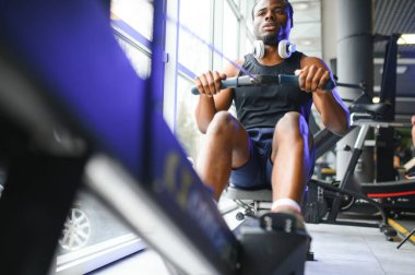 Yorgunum, nefes alıyorum ve spor salonuna gidiyorum..