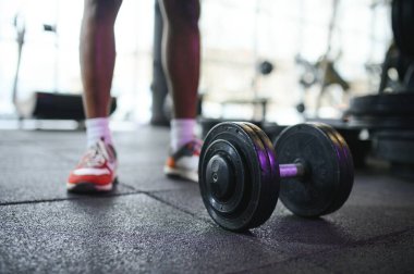 Bir adam close-up bir halter salonunda alır..