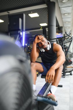 Yorgunum, nefes alıyorum ve spor salonuna gidiyorum..