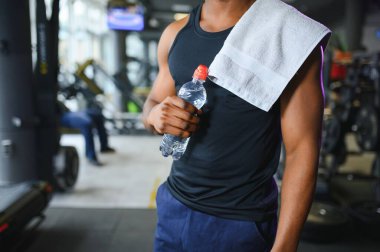 Egzersiz sonrası su içen mutlu bir Afrikalı..