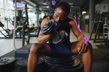 Spor salonunda çalışan Afrikalı Amerikalı bir adam.