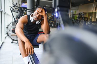 Spor salonunda çalışan Afrikalı Amerikalı bir adam.