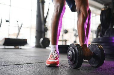 Bir adam close-up bir halter salonunda alır..