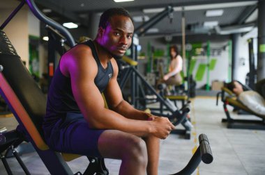 Spor salonunda çalışan Afrikalı Amerikalı bir adam.