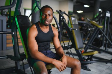 Spor salonunda çalışan Afrikalı Amerikalı bir adam.