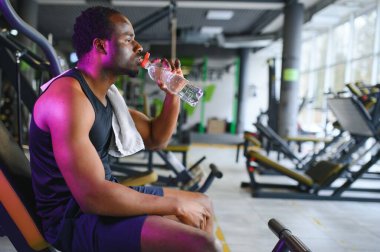 Egzersiz sonrası su içen mutlu bir Afrikalı..