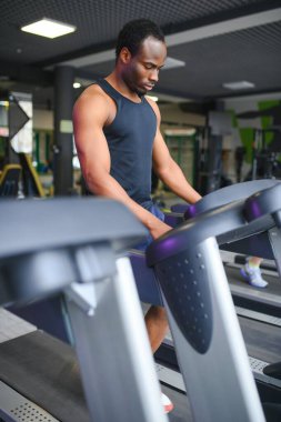 Spor, spor, sağlıklı yaşam tarzı. Spor salonundaki Afrikalı adam