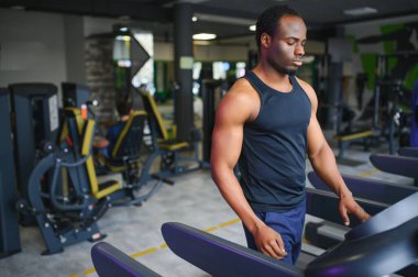 Spor, spor, sağlıklı yaşam tarzı. Spor salonundaki Afrikalı adam