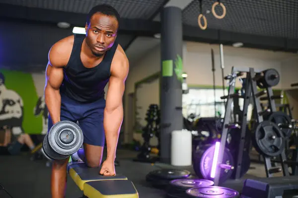 Gesunder Afrikanischer Mann Trainiert Mit Kurzhanteln Fitnessstudio Stockbild