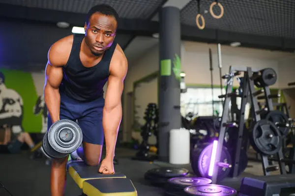 Hombre Africano Saludable Haciendo Ejercicio Con Pesas Gimnasio Imagen De Stock