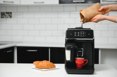 Modern espresso kahve makinesi. Mutfağı yakın plan..