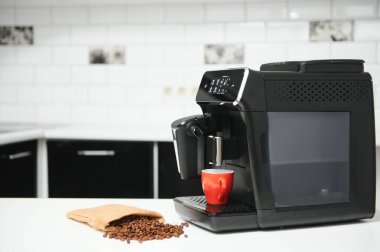 Modern espresso kahve makinesi. Mutfağı yakın plan..