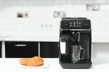 Mutfakta modern kahve makinesi,