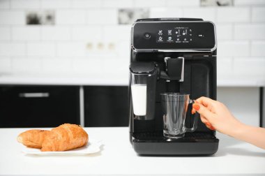Mutfakta modern kahve makinesi,