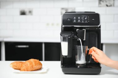 Mutfakta masada modern kahve makinesi.