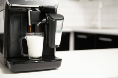 Kapuçino ve espresso kahve makinesi.