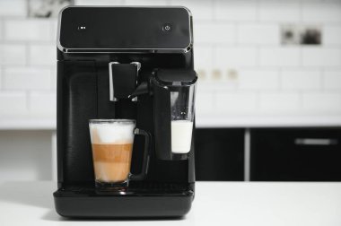 Kapuçino ve espresso kahve makinesi.