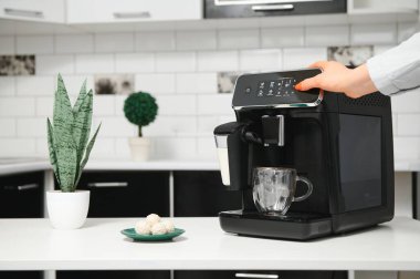 Mutfakta masada modern kahve makinesi.