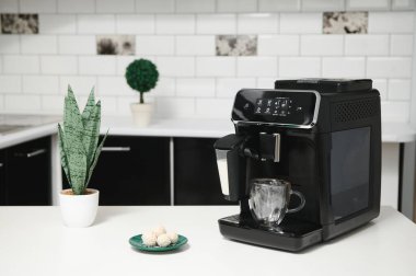 Mutfakta modern kahve makinesi,