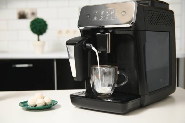 Süt bardaklı kahve makinesi..